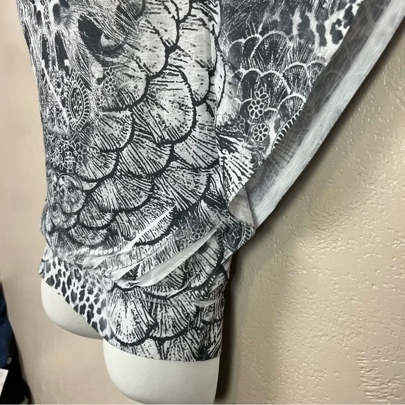 5 for $30 One world Women gray white floral blouse size M - Picture 8 of 16